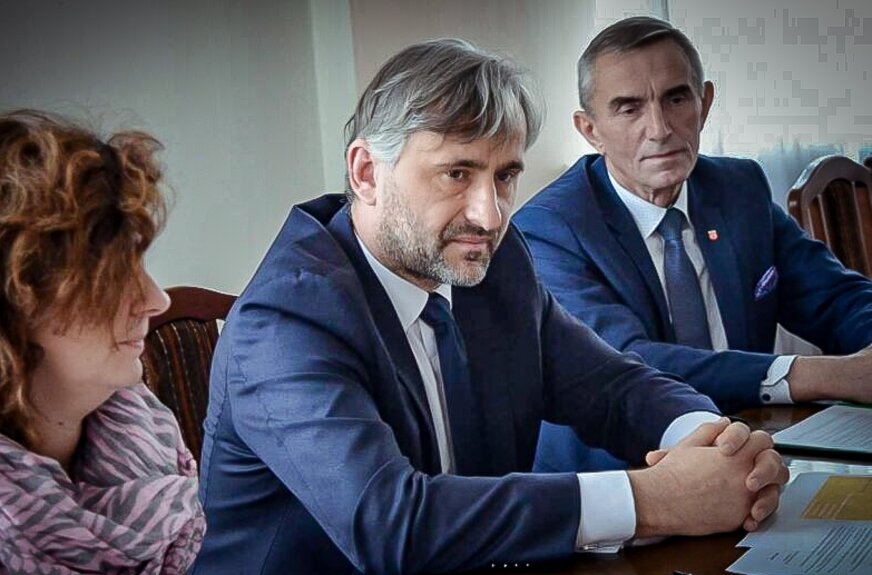 W powiecie skierniewickim, jak podkreśla Piotr Cymerski, nie mamy do czynienia z jednym kryzysem, ale z nakładaniem się kilku presji naraz: zagrożenia epizootycznego, kosztów bioasekuracji, niestabilnej ceny tucznika i zmiany strukturalnej, w której mniejsze gospodarstwa wypadają z rynku szybciej niż większe. 