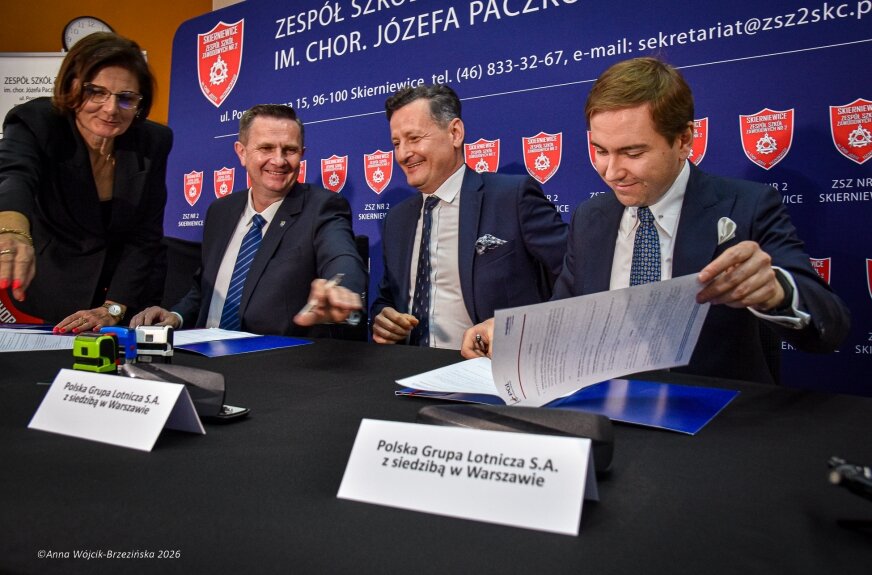 Skierniewice chcą wejść do lotniczej ligi. Mechanik podpisał list, który może zmienić szkołę. Podpisany list intencyjny między miastem a Polską Grupą Lotniczą można czytać jako próbę wpięcia lokalnego szkolnictwa zawodowego w jeden z najambitniejszych projektów infrastrukturalnych państwa. W praktyce chodzi o to, by Zespół Szkół Zawodowych nr 2, znany skierniewiczanom jako Mechanik, stał się miejscem przygotowania przyszłych kadr dla sektora lotniczego. 