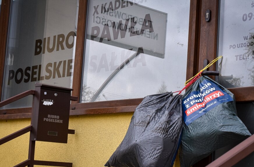 Z PET-em pod biuro posła. Konfederacja urządziła w Skierniewicach protest przeciw kaucji