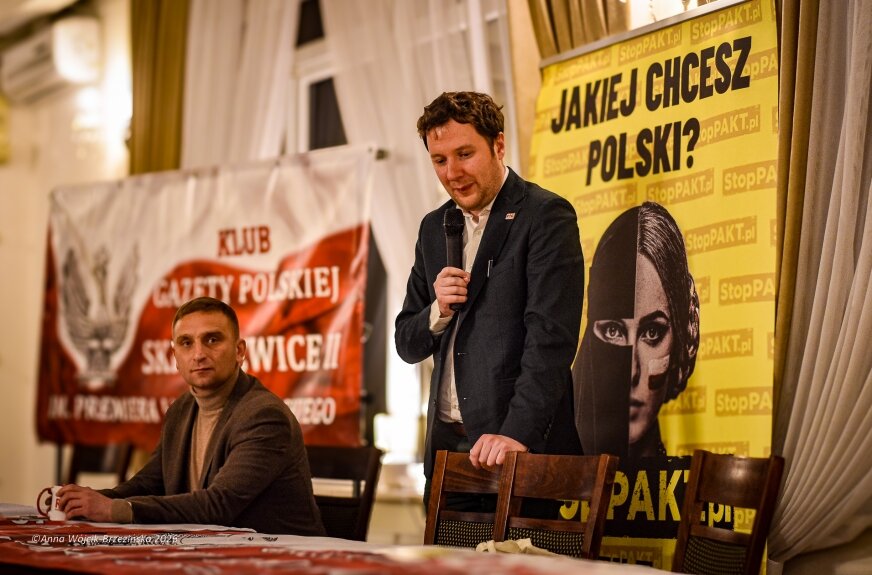 Robert Bąkiewicz budował emocje, Oskar Kida miał dostarczyć spotkaniu aury prawniczej pewności. To scenariusz popularny i przepis na dotarcie do słuchaczy. Najpierw na politycznym wiecu pada emocjonalna diagnoza, następnie ta zyskuje wsparcie osoby przedstawionej jako ekspert, co w oczach uczestników czyni przekaz nie tylko poruszającym, ale wręcz „udowodnionym”. 