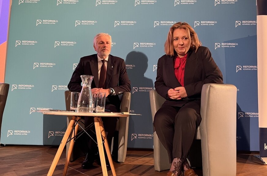 Izabela Ziętka, podsekretarz stanu w Ministerstwie Edukacji Narodowej, a także między innymi Janusz Brzozowski, Łódzki Kurator Oświaty wzięli udział w skierniewickiej konferencji 