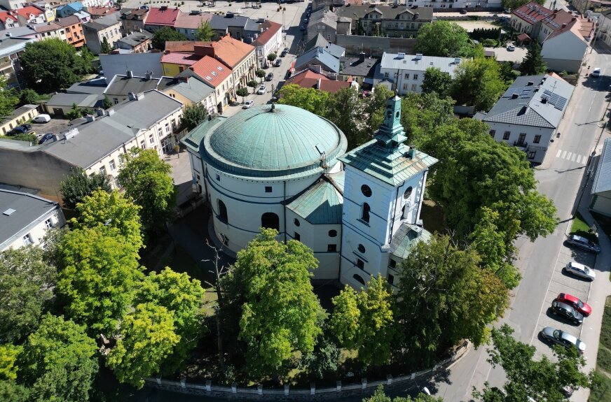 Co oceniano w konkursie „Łódzkie dla zabytków”? Samorząd województwa wskazywał, że znaczenie miały m.in. wartość historyczna, naukowa i artystyczna zabytku, jego znaczenie dla dziedzictwa kulturowego i oferty turystycznej regionu, pilność prac oraz zakres i jakość przygotowanego zadania. Tegoroczna pula wyniosła 16 mln zł, czyli o 1 mln zł więcej niż rok wcześniej. Na zdj. Kościół św. Jakuba w Skierniewicach 