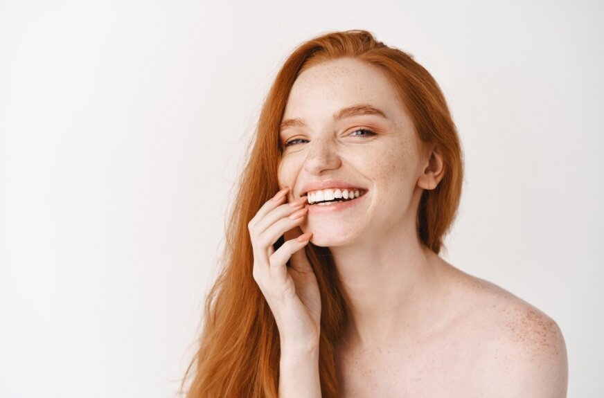 Biały uśmiech bez tajemnic. Jak nowoczesna stomatologia zmienia komfort pacjentów?