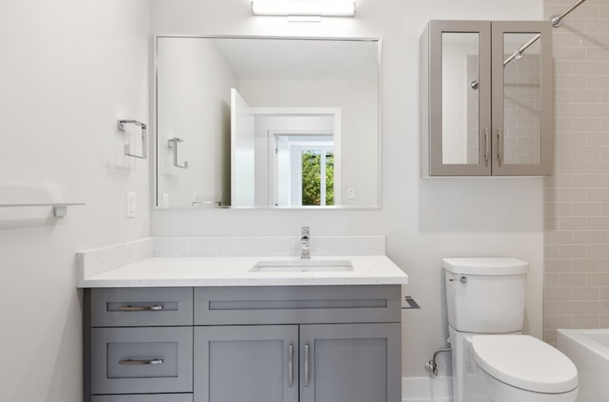 Wybór przewijaka do przestrzeni publicznej nie sprowadza się wyłącznie do ceny. Liczą się normy bezpieczeństwa, materiały, łatwe czyszczenie, ergonomia i trwałość konstrukcji. 