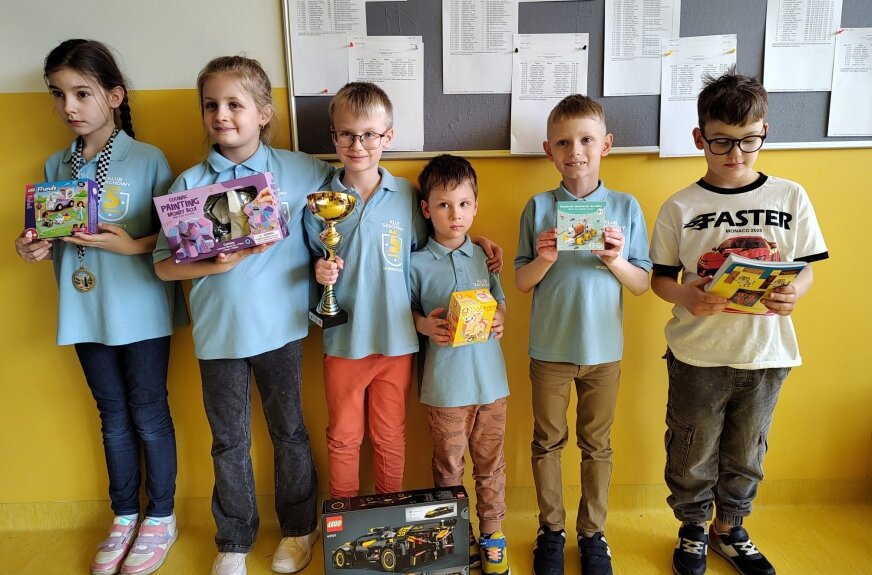 Świetny weekend młodych szachistów z regionu. Były zwycięstwa w Łodzi, podium w Radomsku i sukces Cezarego Górskiego w turnieju klasycznym w Szczęsnem. 