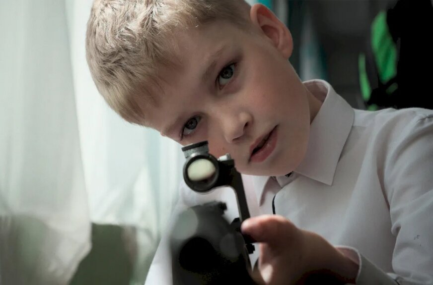 To nie tylko film o Rosji. „Pan Nikt kontra Putin” stawia pytania o edukację, ideologię i odpowiedzialność nauczyciela. Uczniowie rosyjskich szkół obcują z prawdziwą bronią. Reż. David Borenstein, Pasha Talankin. 