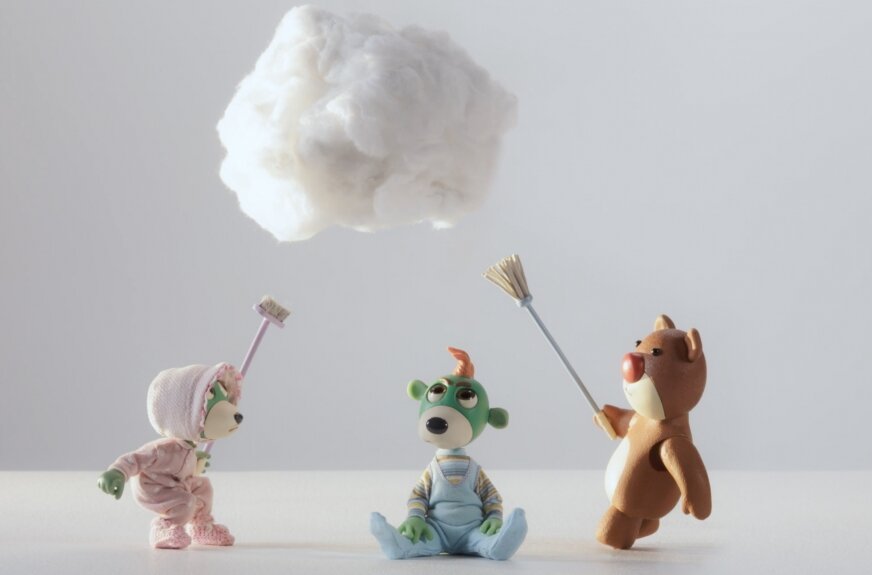 BOBASKI I MIŚ: HUMOREK (Polska 2025, 03:30), Maja Danowska, KazStudio S.A.
Treflik od samego rana jest w złym humorze. Nad jego głową wisi szara chmurka. Starsza siostra, Treflinka, próbuje wszystkiego, by ją przepędzić, ale nic nie działa. Do pomocy dołącza też Miś, jednak jego pomysły również nie przynoszą efektu. W końcu Treflinka i Miś siadają obok Treflika. I wtedy dzieje się coś magicznego… 