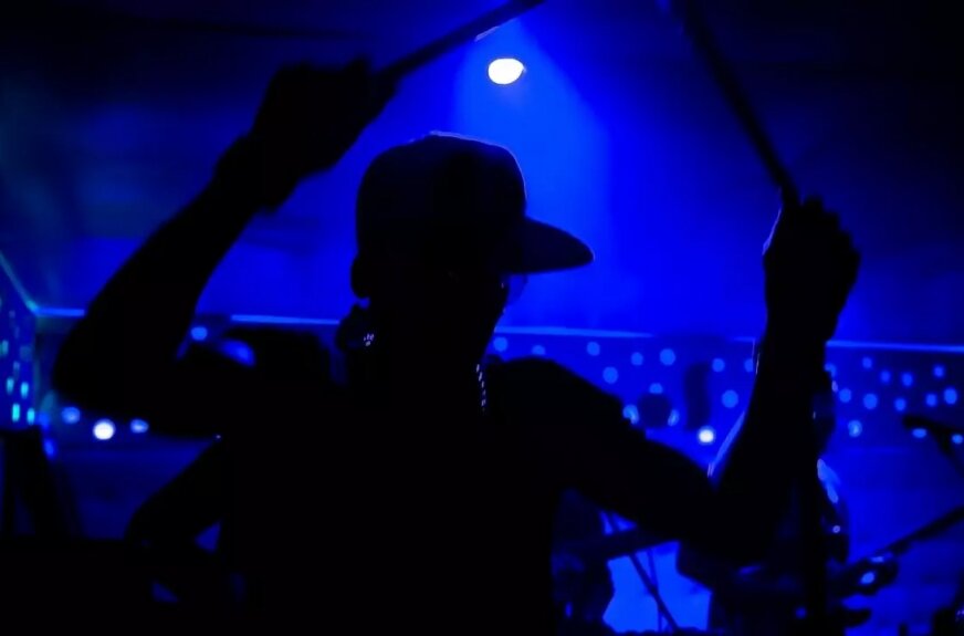 Program wieczoru zapowiada się jako przegląd kilku odcieni współczesnego śląskiego grania: od repertuaru mocno osadzonego w tradycji biesiadnej i tanecznej, po lżejsze formy popowe, retro-popowe i estradowe. Można zakładać, że będzie to koncert budowany nie na jednej estetyce, lecz na rozpoznawalności melodii, prostocie przekazu i bezpośrednim kontakcie z publicznością — tak właśnie przedstawiani są artyści tej sceny w branżowych mediach i materiałach organizatorów. 