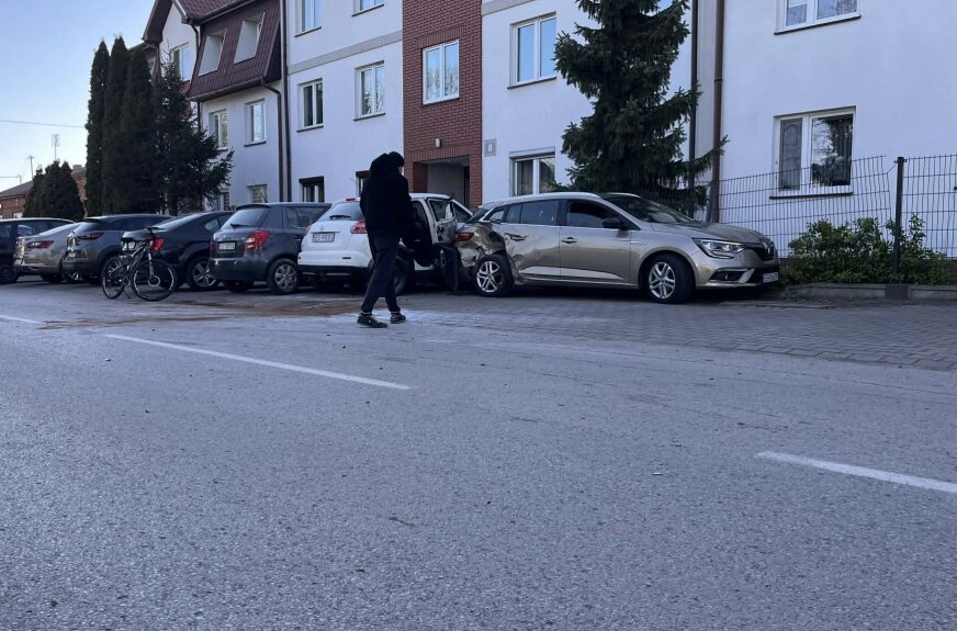 Nie ustąpił pierwszeństwa i staranował zaparkowane auta