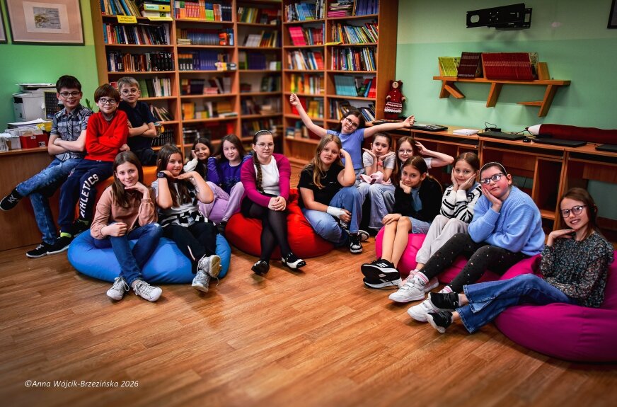 Uczniowie szkoły podstawowej w Bartnikach wspólnie napisali i zilustrowali „Przygody Misia Mądrysia”. Książeczka jest zbiorem 15 opowiadań o pluszaku mieszkającym w szkolnej bibliotece.  