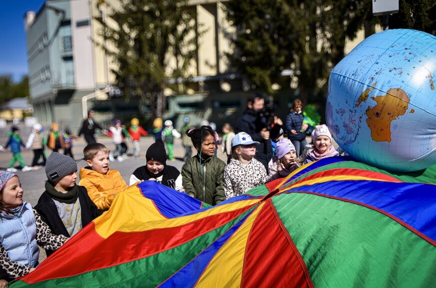 Szósta edycja akcji Energetyki Cieplnej w Skierniewicach, zorganizowanej z okazji Międzynarodowego Dnia Ziemi, przyniosła nowe nasadzenia w centrum miasta. Przy pasażu Nurzyńskiego, między kinoteatrem Polonez a parkingiem Centrum Kultury i Sztuki, przedszkolaki z „Zielonego Zakątka” posadziły trzy klony. Odbył się też barwny happening. 