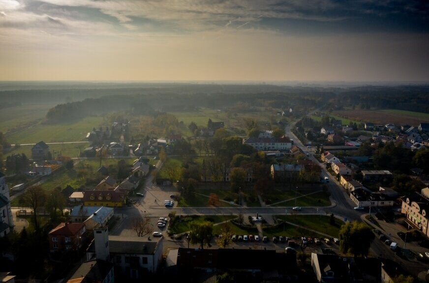 Przez teren gminy Bolimów projektowana jest linia kolejowa nr 85, stanowiąca część szybkiej trasy łączącej Warszawę z Łodzią. Warianty przebiegu linii przewidują lokalizację w pobliżu Bełchowa, gdzie planowane jest połączenie z istniejącymi torami. Trwają prace nad projektowaniem odcinka Warszawa Zachodnia - CPK - Łódź Niciarniana, a na terenie gminy Bolimów prowadzone były prace inwentaryzacyjne i konsultacje. Gmina Bolimów jest położona strategicznie między Warszawą a CPK (Baranów), co czyni ją istotną częścią inwestycji infrastrukturalnych. 