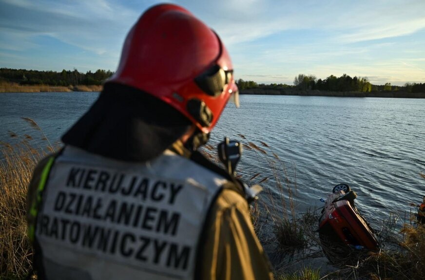 Tragedia w żwirowni pod Skierniewicami. Auto w wodzie, dwie osoby nie żyją