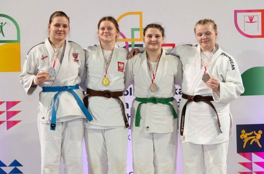 Alicja Dyba zawodniczka Wojownika Skierniewice (trzecia od lewej) zdobyła kolejny medal mistrzostw Polski w swojej juniorskiej karierze. 