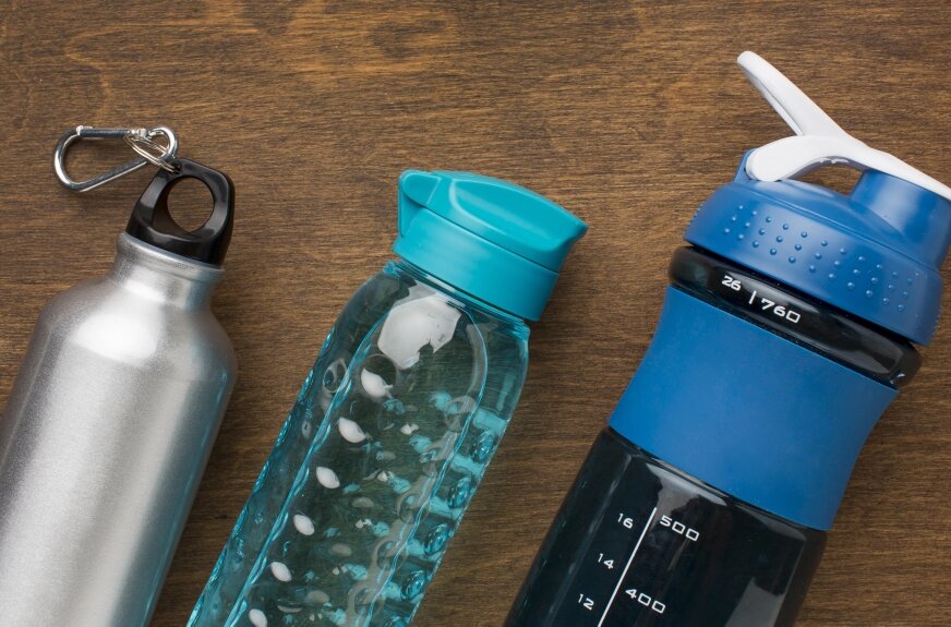 Nawodnienie w pracy i na treningu czyli uniwersalne bidony z logo