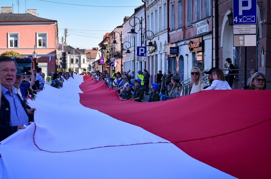 W Skierniewicach Biało-Czerwona znów stała się znakiem wspólnoty, niesionym w dłoniach, przekazywanym dzieciom, objaśnianym tym, którzy dopiero uczą się Polski. 2 maja mieszkańcy miasta i ich goście przeszli z Rynku do parku miejskiego z flagą długości 475 metrów. 