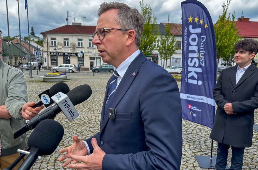 Dariusz Joński, poseł PE odniósł przyszłe inwestycje także do położenia województwa łódzkiego między Warszawą i Łodzią oraz do planowanego Centralnego Portu Komunikacyjnego. Według niego rozwój kolei dużych prędkości, infrastruktury cargo i zaplecza logistycznego może stać się jednym z impulsów gospodarczych dla regionu. 