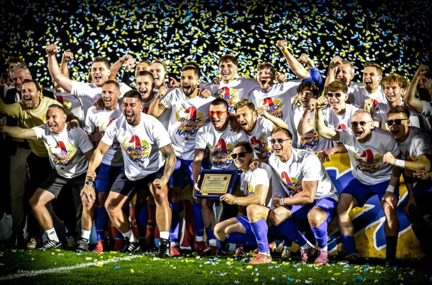 Unia Skierniewice awansowała do I ligi i po raz pierwszy w historii klubu wchodzi na zaplecze Ekstraklasy. Sportowy sukces oznacza dla MKS także nowe obowiązki: licencję, stadion, budżet, sponsorów i profesjonalizację całej organizacji. 