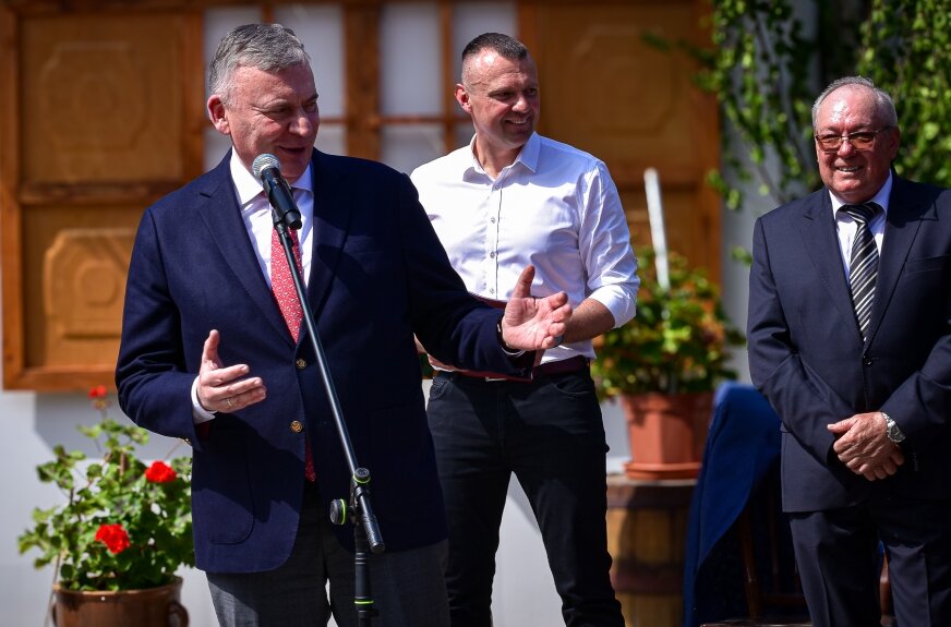 W przemówieniach polityków „mała ojczyzna” bywa wygodną figurą. W Polesiu ma konkretny adres, twarze mieszkańców, remizę, ścieżkę biegową, stare fotografie i cmentarz w Bełchowie, gdzie zapomniany grób otworzył historię rodziny Józefa Chełmońskiego po kądzieli. 