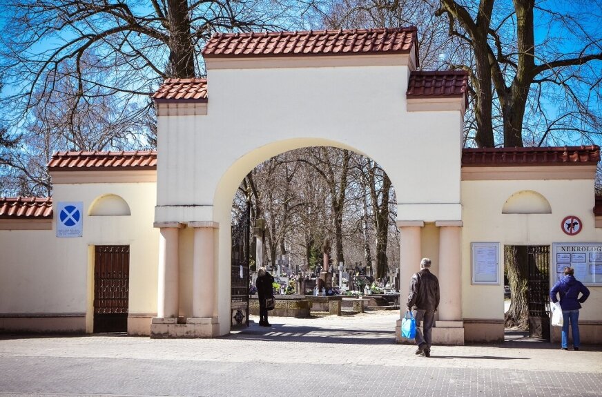 Martwy mężczyzna znaleziony w toalecie przy cmentarzu