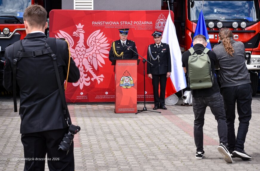Strażacy PSP i OSP świętowali w Skierniewicach. Podczas powiatowych obchodów Dnia Strażaka wręczono medale, wyróżnienia i awanse, a goście uroczystości podkreślali rosnącą rolę straży w systemie bezpieczeństwa państwa. 