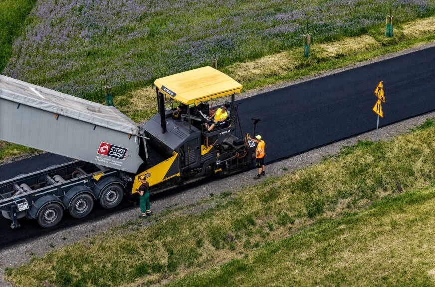 Trwa modernizacja drogi wojewódzkiej nr 704 na odcinku Łyszkowice – Kalenice. Inwestycja obejmuje nowy asfalt, pobocza, odwodnienie, chodnik i perony autobusowe. Koszt prac to 2,5 mln zł. 