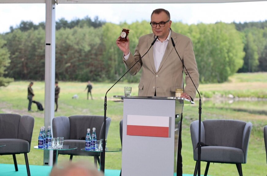  „Karol” dla Karola Nawrockiego, „Przemko” dla Przemysława Czarnka. Pszczoły pod Skierniewicami, chcąc nie chcąc, znalazły się w samym środku prawicowej narracji o naturze, pracy i lokalności. Na zdj. poseł Paweł Sałek, członek zespołu do spraw Klimatu i Środowiska w Kancelarii Prezydenta RP Pana Karola Nawrockiego. 