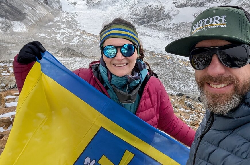 Magda i Mariusz 20 maja 2026 roku stanęli na Mount Evereście z flagą Skierniewic. Projekt „Pierwsi Skierniewiczanie na Dachu Świata” był objęty patronatem Prezydenta Miasta Skierniewice. Fot. Two Many Peaks / materiały uczestników wyprawy 