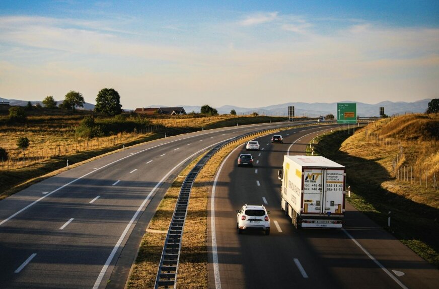 Rzetelna firma transportowa powinna jasno określić zakres usługi, koszt przewozu oraz odpowiedzialność za powierzone mienie. 