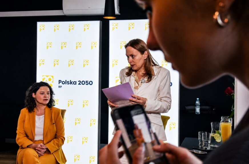 Katarzyna Pełczyńska-Nałęcz podczas spotkania z mieszkańcami Skierniewic. Rozmowę zdominowały pytania o program „Czyste Powietrze”, zatory płatnicze i sytuację lokalnych przedsiębiorców.  