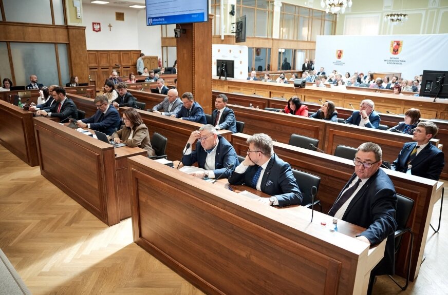Sejmik województwa łódzkiego debatował nad raportem o stanie regionu i udzielił zarządowi wotum zaufania. 