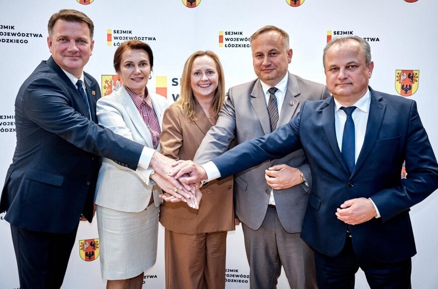 Zarząd otrzymał polityczną obronę własnego zaplecza, ale nie dostał komfortu debaty bez pytań. To, w samorządzie, bywa ważniejsze niż przewidywalny wynik głosowania. 