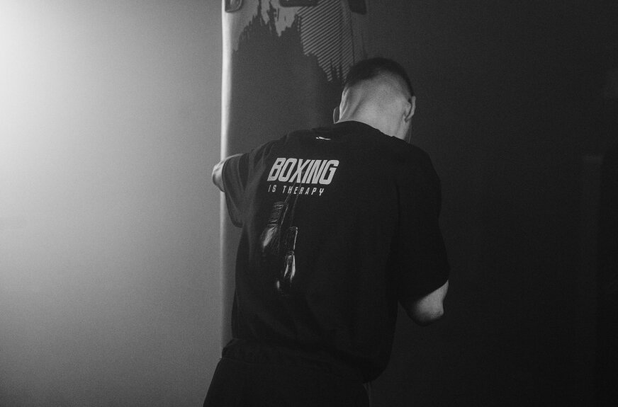 Boks i wrestling: Szybko wysychające spodenki bokserskie, praktyczne koszulki i precyzyjnie skrojone stroje do wrestlingu dają pełną wolność ruchów w każdej sytuacji treningowej. 