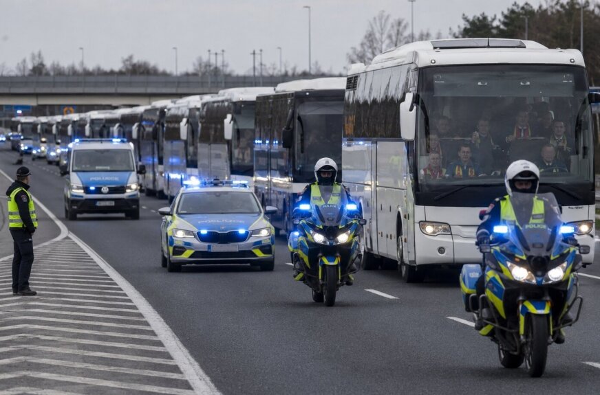 Jednym z mniej oczywistych, a bardzo obciążających zadań łódzkiej policji jest zabezpieczanie przejazdów kibiców. Komendant mówił, że województwo łódzkie należy pod tym względem do najbardziej obciążonych w kraju. W jeden weekend policja potrafi zabezpieczać kilkanaście przejazdów, także takich, w których uczestniczy po kilka tysięcy osób. 