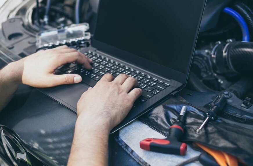 Kontrolka check engine, szarpanie, spadki mocy i problemy z rozruchem nie zawsze oznaczają awarię czujnika. Czasem winny jest sterownik silnika ECU. 