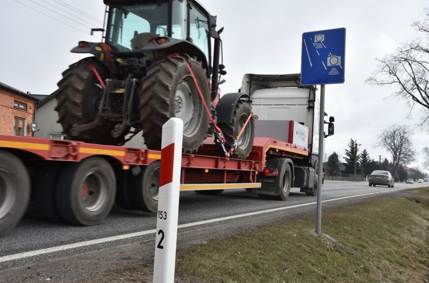 Głuchów-Złota. Dwa kilometry nowego ciągu dla pieszych przy DK72