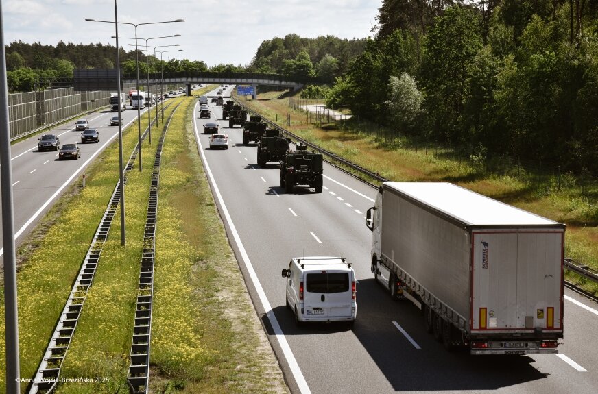 Zasadnicze roboty związane z poszerzeniem Autostrady Wolności między Łodzią a Warszawą mają ruszyć w wakacje. W czasie prac GDDKiA zapowiada utrzymanie po dwóch pasów ruchu w każdym kierunku, ograniczenie prędkości do 70 km/h oraz odcinkowy pomiar prędkości. 