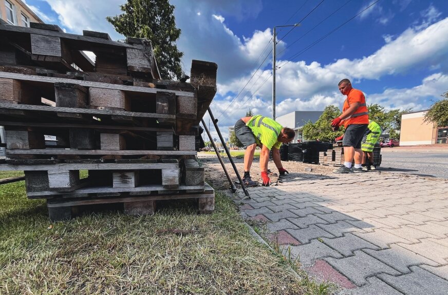 Już po debacie o stanie Skierniewic widać wyraźnie, że spór nie dotyczy wyłącznie raportu za 2025 rok. Na sali wracało pytanie, jak miasto poniżej 44 tysięcy mieszkańców chce godzić inwestycje, presję mieszkaniową i prawo ludzi do zieleni, światła, dojazdu oraz przewidywalnych reguł zabudowy. 