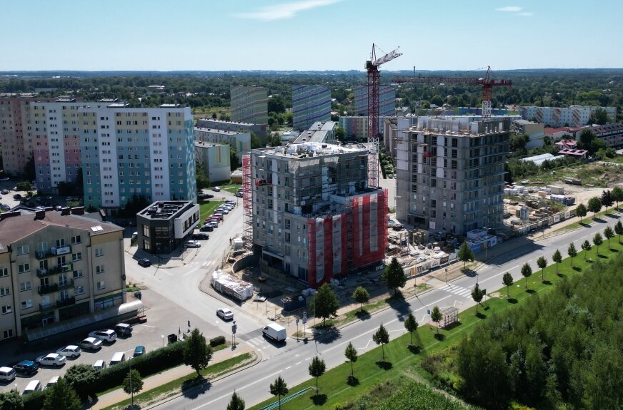 Na koniec 2025 roku Skierniewice miały 43 999 mieszkańców. Rok wcześniej było ich 44 486. Dane miasta pokazują więc dalszy spadek liczby ludności. Ter dane są wyjściem do poszukiwania odpowiedzi na pytanie, czy miasto powinno odpowiadać na depopulację przez otwieranie kolejnych terenów pod zabudowę, czy raczej przez lepsze wykorzystanie tego, co już zostało zaplanowane i uzbrojone. 