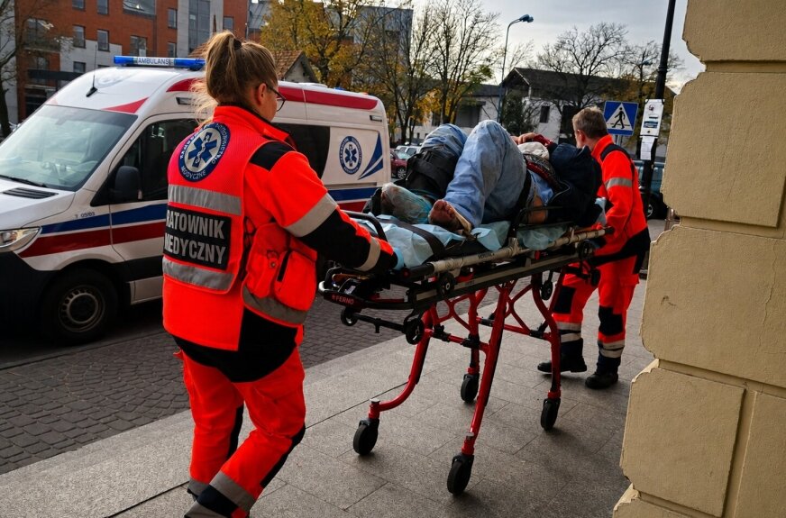 Kamizelki nożoodporne trafiają do zespołów ratownictwa medycznego w województwie łódzkim. Mają chronić załogi podczas interwencji, w których istnieje ryzyko agresji ze strony pacjenta lub osób postronnych. 