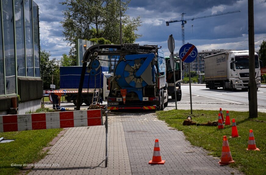 Na Rybickiego rozpoczęły się roboty ziemne i przygotowanie terenu. Zanim pojawi się nowy asfalt, wykonawca musi przebudować sieci oraz odwodnienie. 