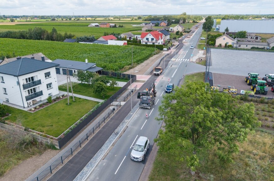 Już wkrótce piesi i rowerzyści będą mogli korzystać z nowej, blisko 2-kilometrowej drogi pieszo-rowerowej wzdłuż drogi wojewódzkiej nr 704, łączącej Łyszkowice z Wrzeczkiem. Inwestycja wchodzi w końcową fazę realizacji – trwają ostatnie prace wykończeniowe. 