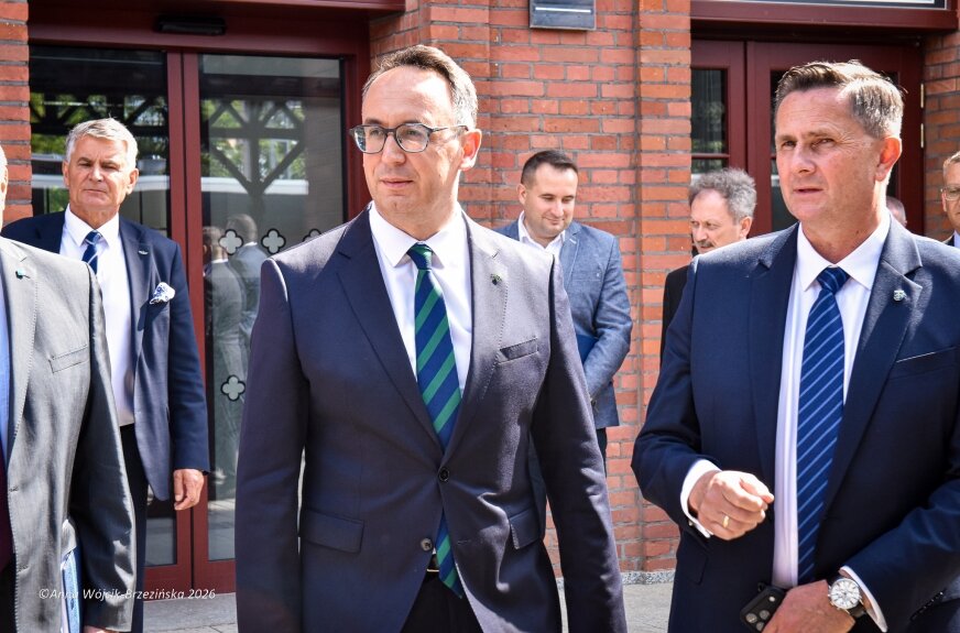 Minister infrastruktury Dariusz Klimczak i prezydent Skierniewic Krzysztof Jażdżyk przed briefingiem poświęconym modernizacji linii kolejowej nr 12 ze Skierniewic do Czachówka Wschodniego. 