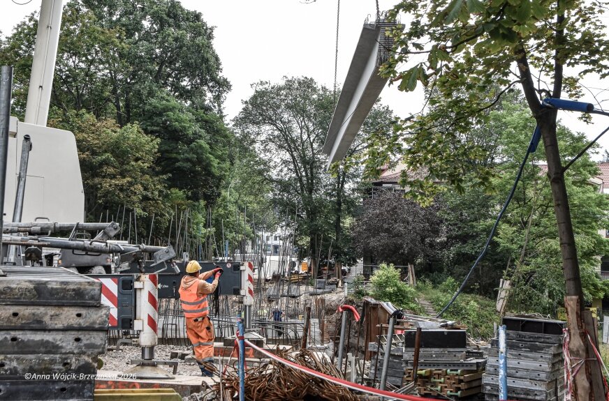 Nad Łupią układane są prefabrykowane belki nowego mostu. Przeprawa otrzyma jezdnię, chodnik i przyszłą drogę pieszo-rowerową. 
