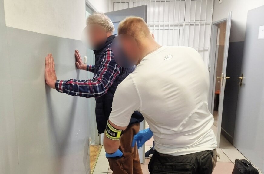 Inwestycyjna pułapka znów zadziałała. 68-latek trafił do aresztu po oszustwie na seniorkę