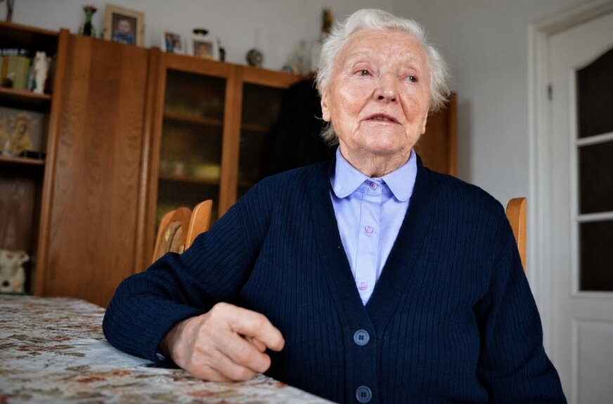 Helena Majkowska ps. „Ela” pokazuje legitymację kombatancką. Łączniczka i sanitariuszka AK na Mokotowie, była więźniarka niemieckiego obozu koncentracyjnego KL Stutthof i uczestniczka marszu śmierci 18 sierpnia 2026 roku kończy 100 lat.  