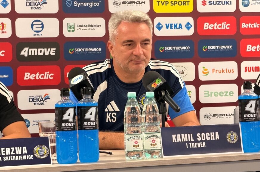 Kamil Socha, trener Unii Skierniewice nie ukrywał zadowolenia po zwycięskim meczu z Puszczą Niepołomice. Szkoleniowiec zaznaczył również, że widzi postępy i rozwój młodych zawodników w swojej drużynie.  