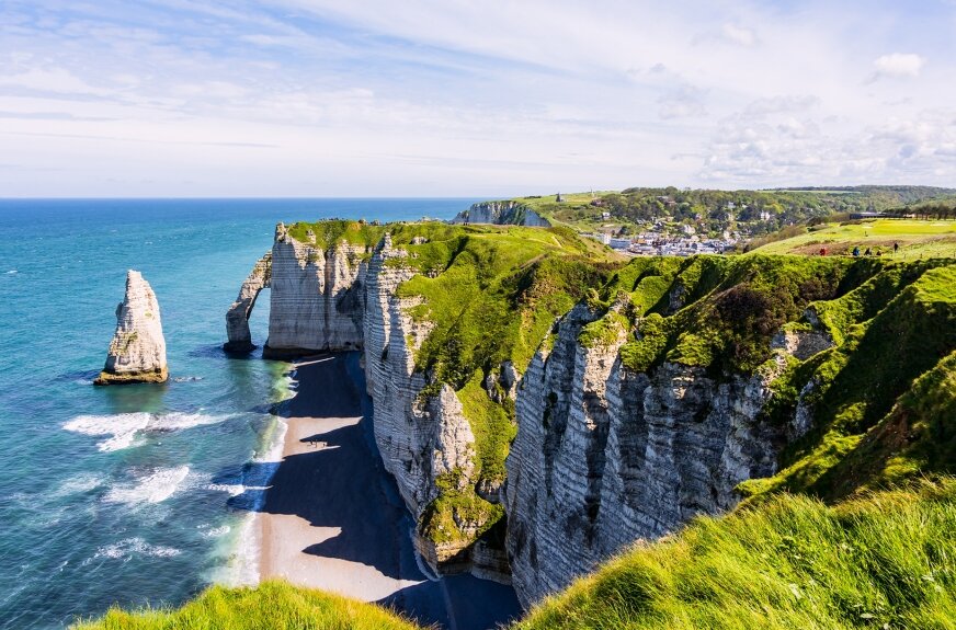 Białe klify Étretat należą do najbardziej rozpoznawalnych krajobrazów Normandii. Naturalne skalne łuki, wysokie urwiska i widok na kanał La Manche tworzą jedną z najbardziej spektakularnych scenerii francuskiego wybrzeża. 