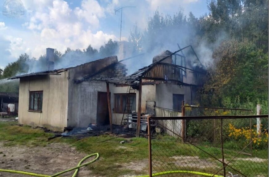 Pożar domu w Borowinach. Ogień zajął dach, budynek do rozbiórki