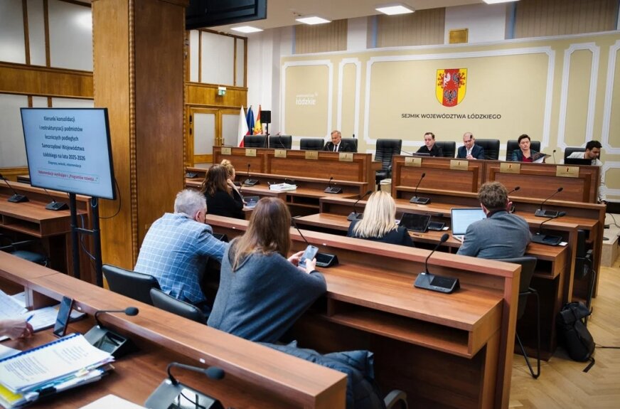 Sejmik Województwa Łódzkiego zmienił zasady przygotowywania budżetu na 2027 rok. Radny Piotr Adamczyk chciał, by projekt zawierał także dane z poprzednich lat. W aktualnej prognozie finansowej zapisano ponad 2,1 mln zł na poprawę bezpieczeństwa szpitala w Skierniewicach. 